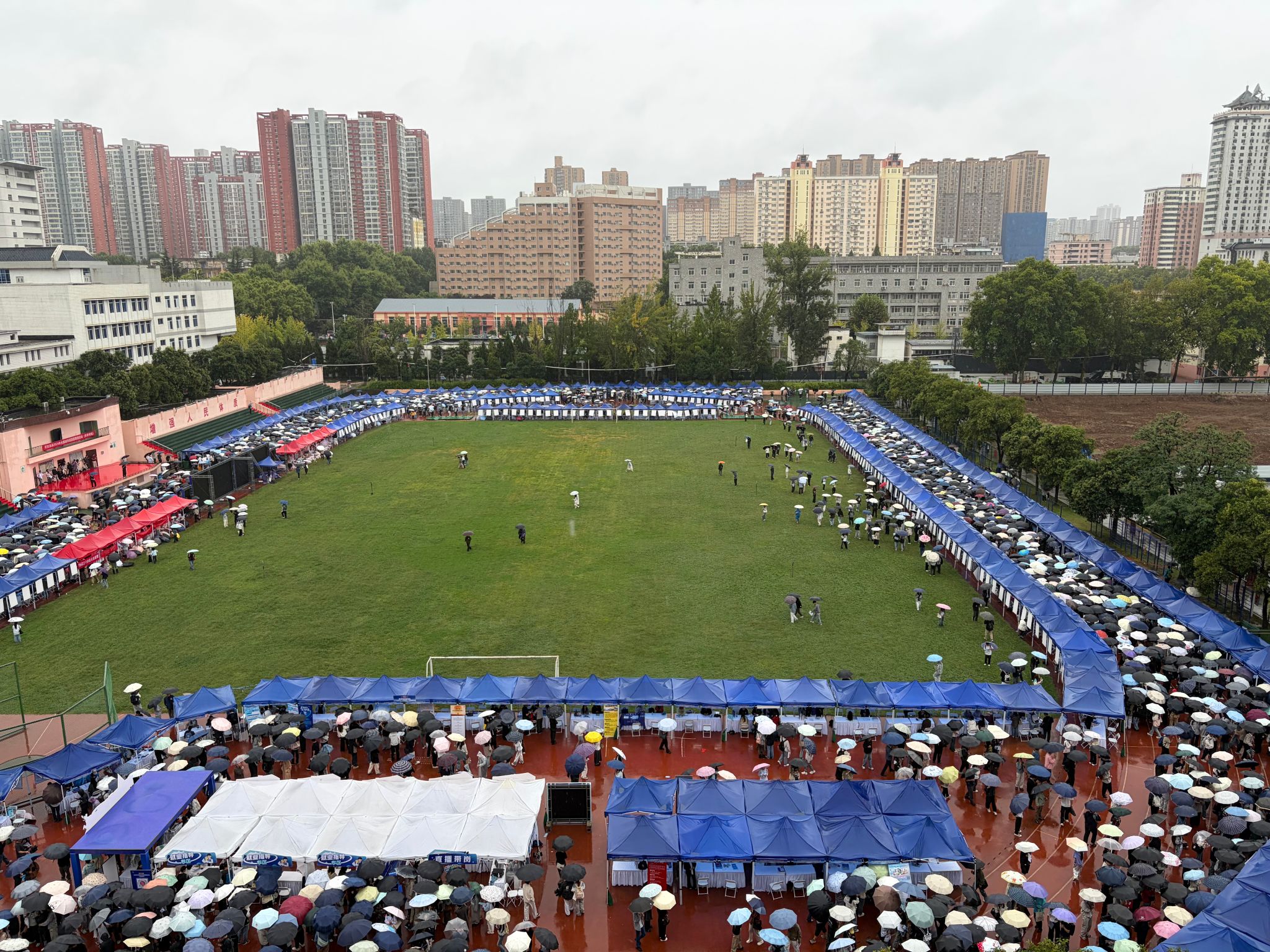 “职引未来——2026年全国城市巡回招聘西安站（秋季专场）”在我校举办